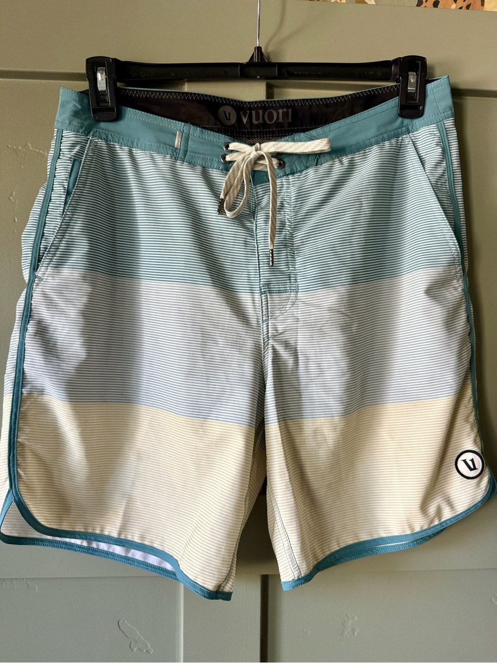 Vuori Men’s Size 33 Cruise Boardshort
Sagebrush Wave Stripe Green Blue Yellow